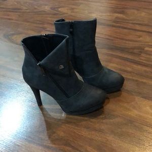 Women’s grey booties in EUC size 7 1/2.